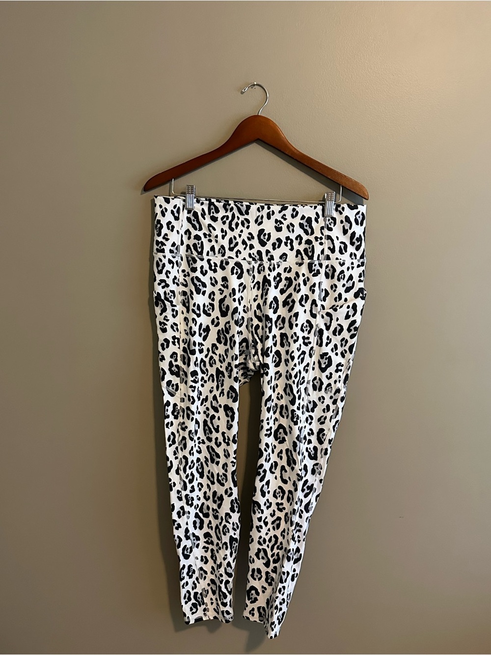 Fabletics White & Black Leopard Print Leggings